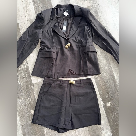 Chic Black Blazer and shorts set with golden buckles - Picture 3 of 4